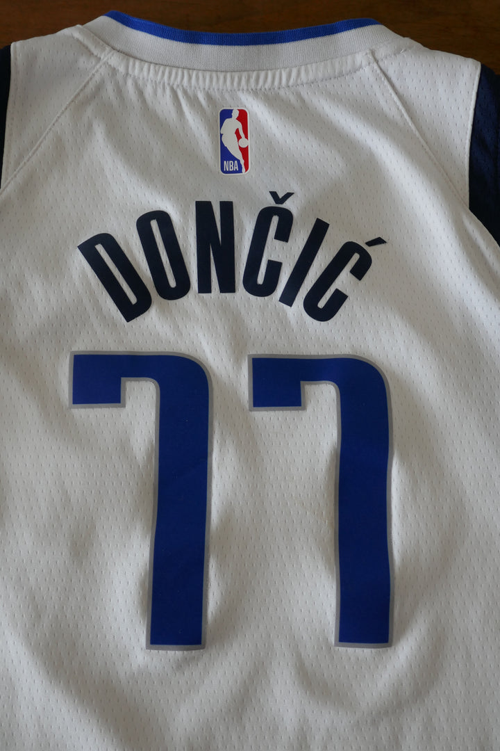 Dallas Mavericks 2018/24 - Luka Doncic - Maillot _ (14-16ans) #02464