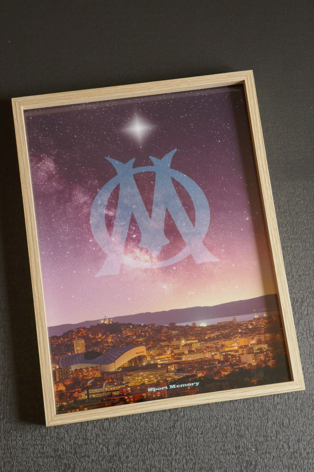 Olympique de Marseille - Stade Vélodrome au crépuscule - Cadre bois naturel _ (30x40)