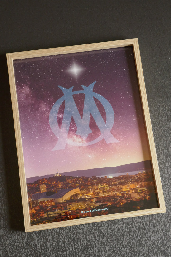 Olympique de Marseille - Stade Vélodrome au crépuscule - Cadre bois naturel _ (30x40)