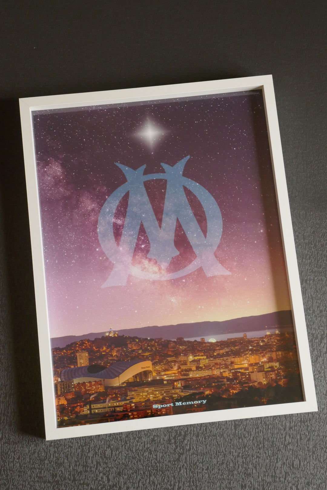Olympique de Marseille - Stade Vélodrome au crépuscule - Cadre blanc _ (30x40)