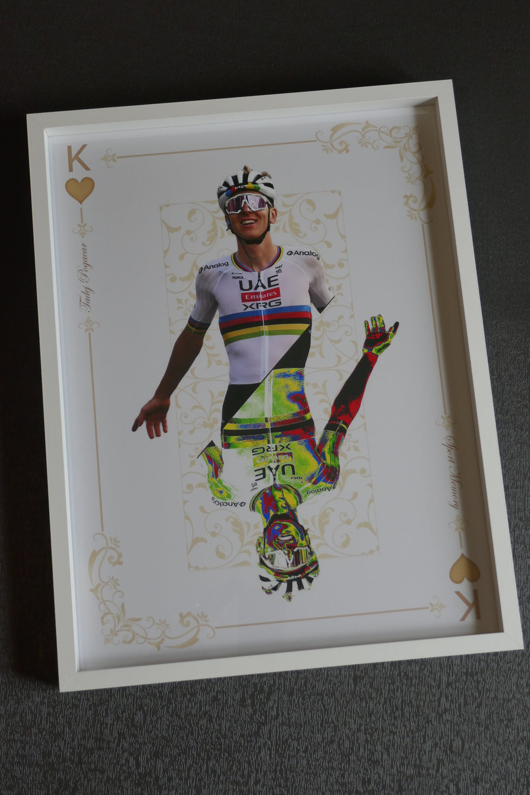 Tadej Pogacar - Carte de jeu - Cadre blanc _ (30x40)