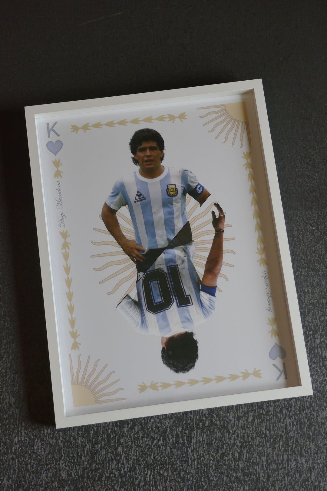 Diego Maradona - Carte de jeu - Cadre blanc _ (30x40)