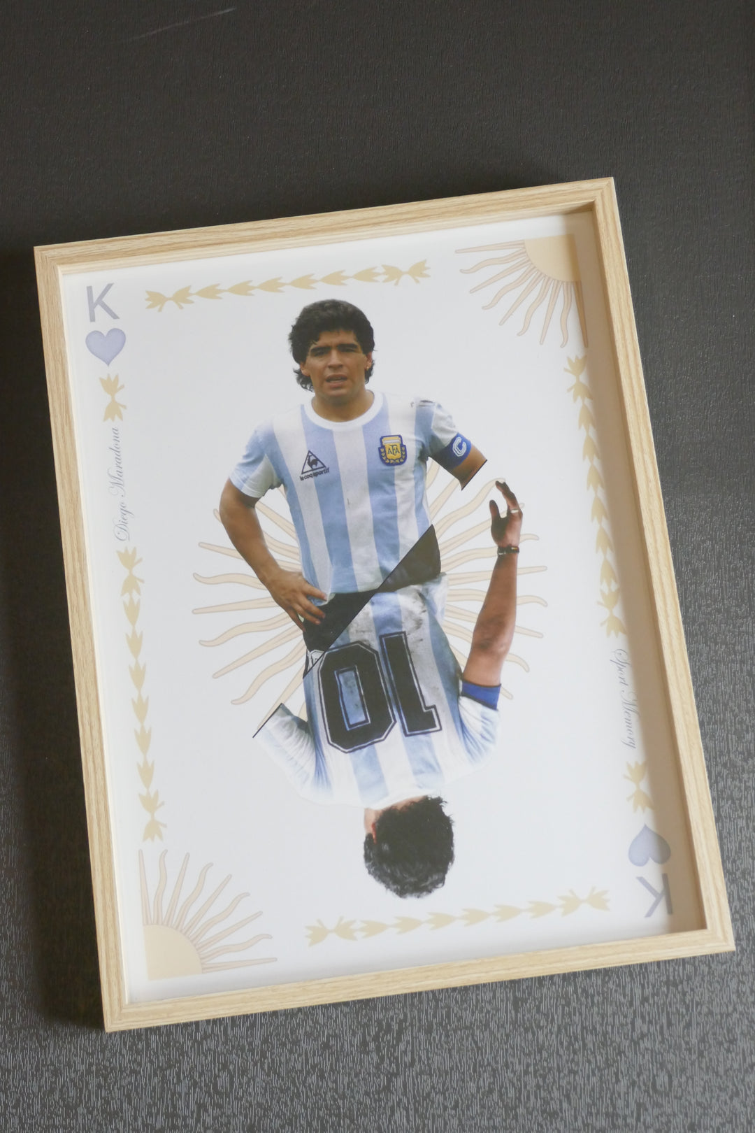 Diego Maradona - Carte de jeu - Cadre bois naturel _ (30x40)