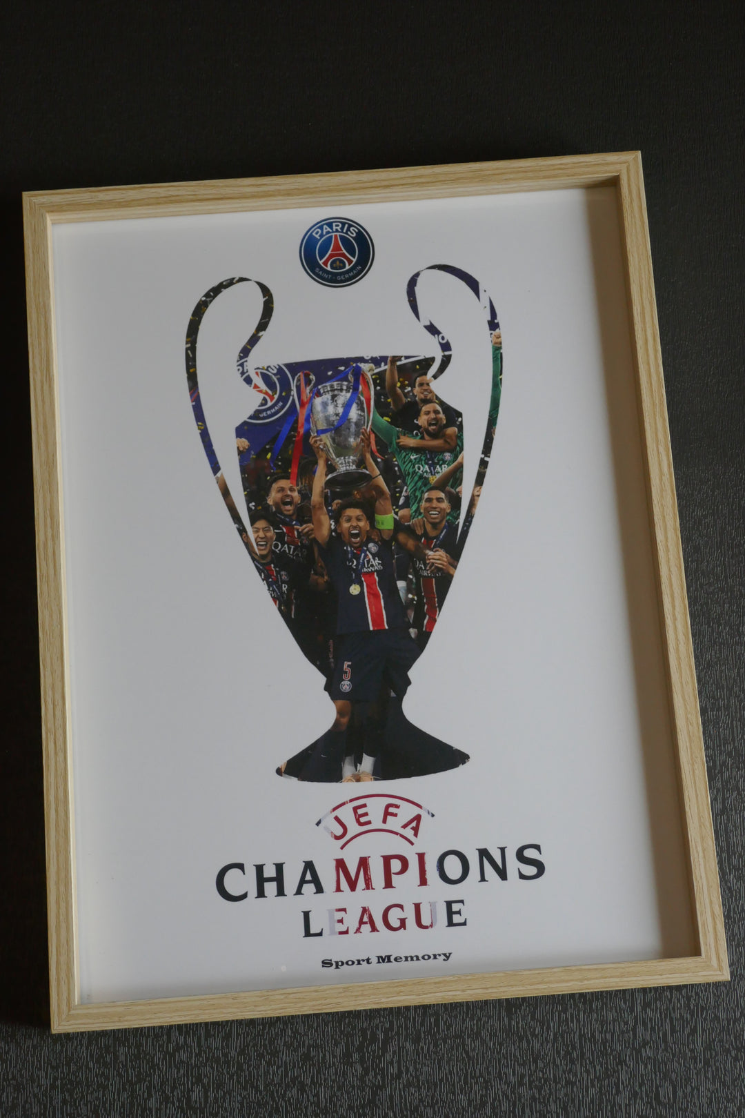 Paris Saint Germain - Victoire Champions league trophée - Cadre bois naturel _ (30x40)