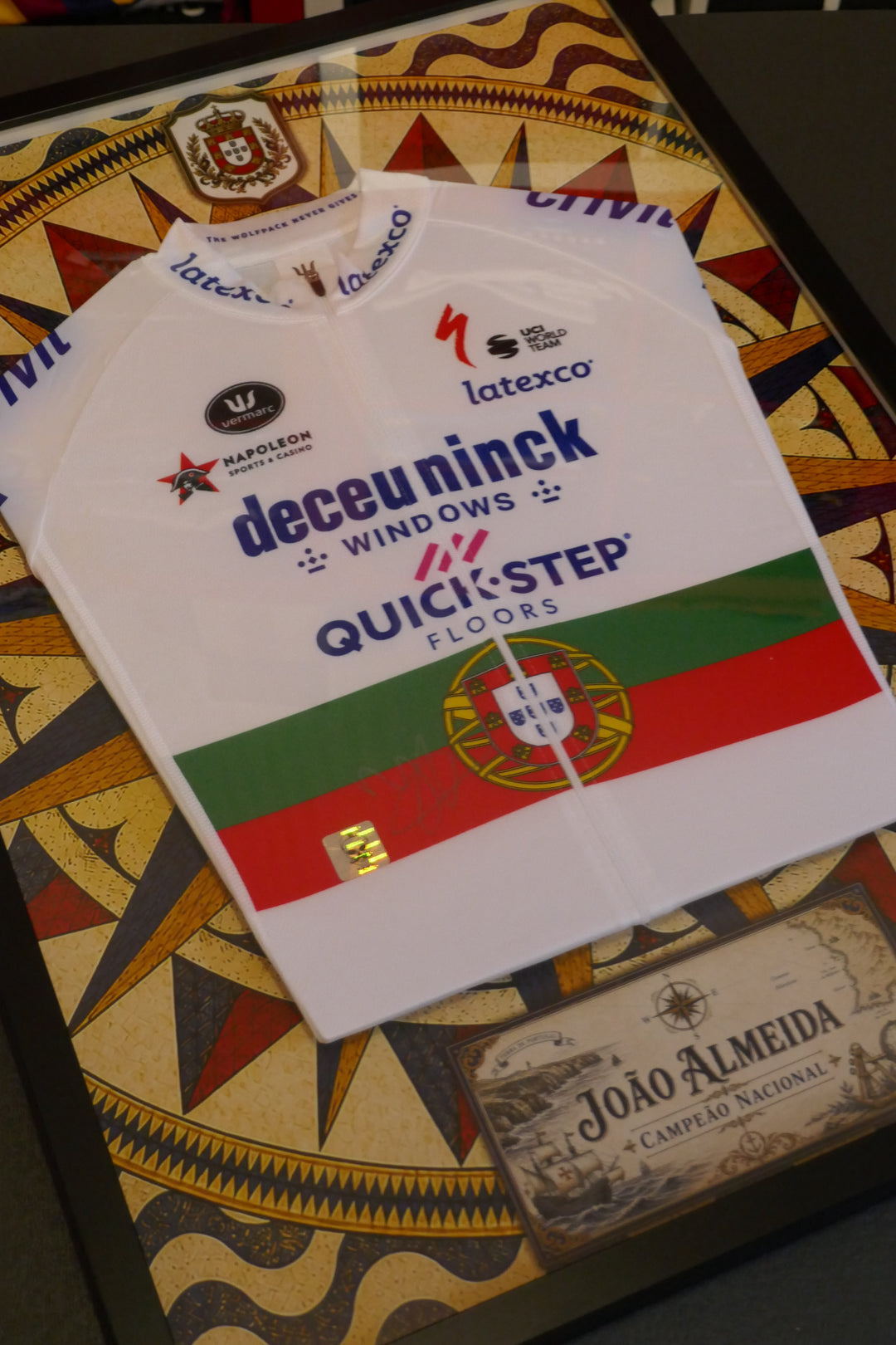 Quick Step 2021 - Joao Almeida - Maillot champion du Portugal signé et Encadré _ #03295