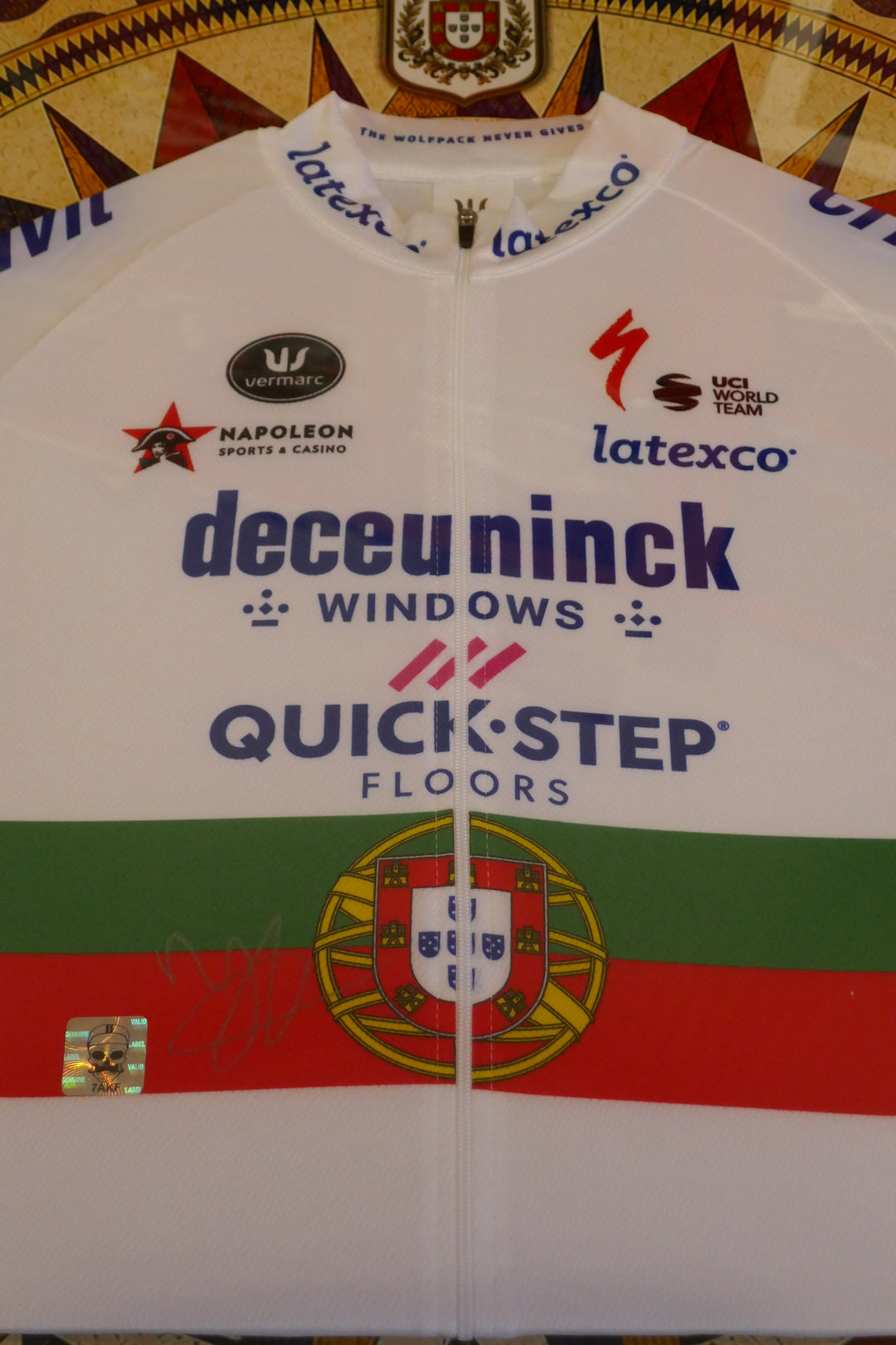 Quick Step 2021 - Joao Almeida - Maillot champion du Portugal signé et Encadré _ #03295